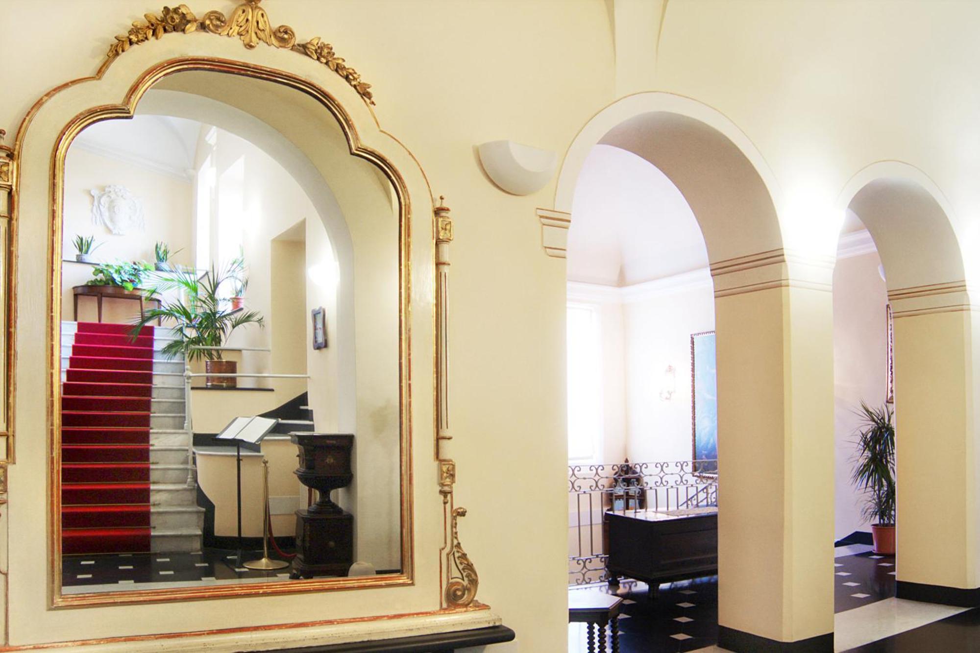 Palazzo Vescovile Hotel นอลี ภายนอก รูปภาพ