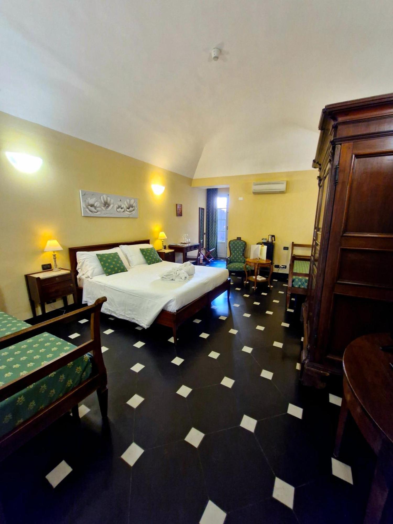 Palazzo Vescovile Hotel นอลี ภายนอก รูปภาพ