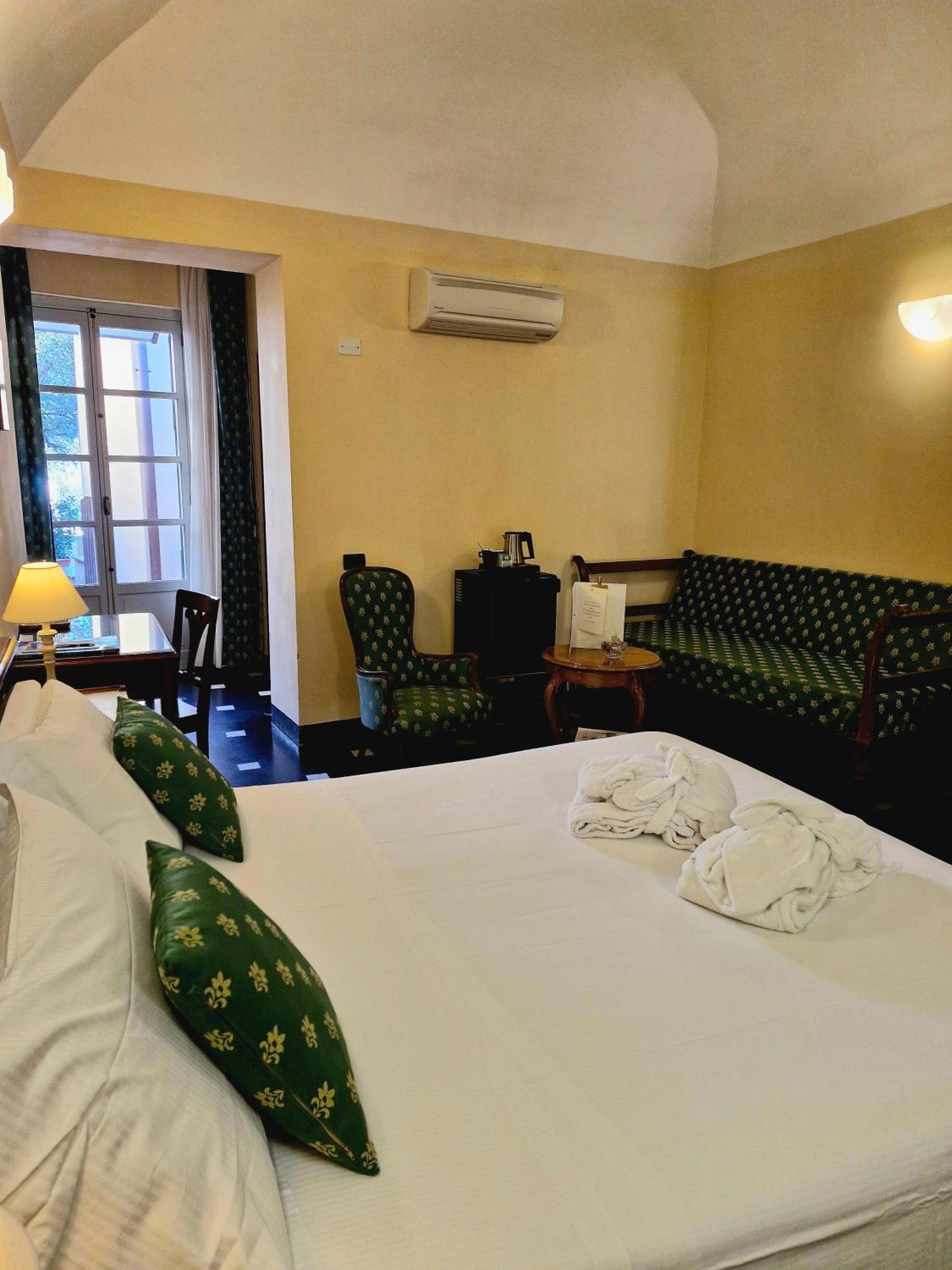Palazzo Vescovile Hotel นอลี ภายนอก รูปภาพ